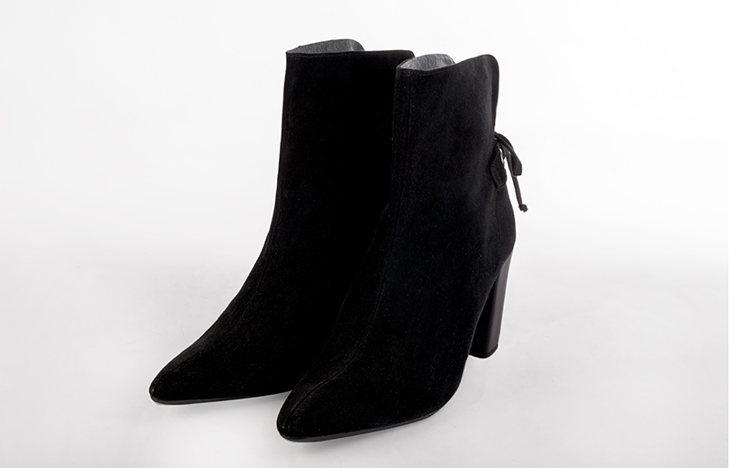 Matt black women's ankle boots with laces at the back. Tapered toe. High block heels. Front view - Florence KOOIJMAN